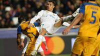 Pemain Real Madrid, Cristiano Ronaldo melakukan tendangan ke gawang APOEL Nicosia pada matchday kelima Liga Champions di Stadion GSP, Selasa (21/11). Ronaldo menyumbang dua dari enam gol Madrid dalam laga tandang itu. (AP/Petros Karadjias)