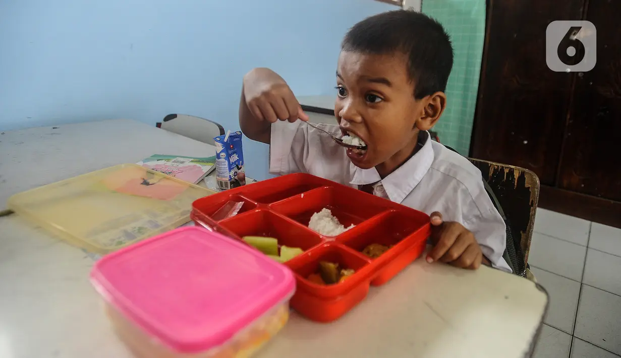 Siswa menyantap makanan saat mengikuti uji coba pelaksanaan program makan bergizi gratis di SDN 4 Tangerang, Kota Tangerang, Banten, Senin (5/8/2024). (merdeka.com/Arie Basuki)