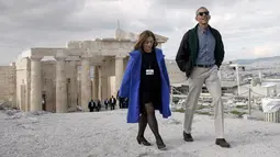 Barack Obama bersama Eleni Banou berjalan mengelilingi situs peninggalan Parthenon saat berkunjung ke Athena, Yunani (16/11). (AFP/Brendan Smialowski)