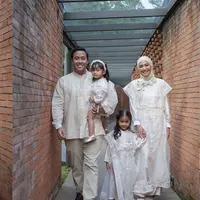 Pemilik nama lengkap Alsi Mega Marsha Tengker tampil tak biasa, kali ini ia tampil mengenakan hijab warna kekuningan dengan gaya kerudung yang dilitkan di leher. Credit:  (@inforiamiranda)