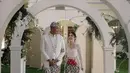 Fay Nabila pun resmi menikah, saat akad ia memilih mengenakan kebaya putih dipadukan obi merah dan kain batiknya. @faynabilalxndr