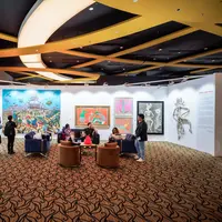 ArtMoments Jakarta 2025 siap membuka babak baru yang lebih berani dan penuh warna di AGORA Exhibition Hall. Yuk, datang, rayakan karya-karya luar biasa, dan rasakan momen tak terlupakan bersama para pecinta seni dan pasanganmu! (Foto dok: ArtMoments ).