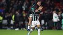 Bek Manchester United, Digo Dalot bersama rekannya, Antony merayakan kemenangan 2-1 timnya atas Sheffield United setelah berakhirnya laga pekan ke-9 Liga Inggris 2023/2024 di Bramall Lane, Sheffield, Minggu (22/10/2023) dini hari WIB. (AFP/Darren Staples)