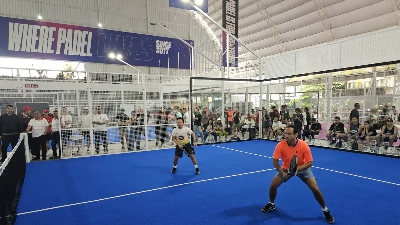 Nadiem Makarim ikut main padel