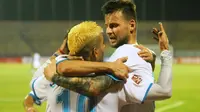 Nick Kalmar ikut merayakan selebrasi gol Cristian Gonzales saat menang 1-0 melawan Bhayangkara FC, Sabtu (17/9/2016). (Bola.com/Iwan Setiawan)