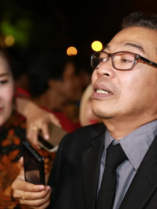 Tak sedikit komentar yang masuk, ketika Jarwo Kwat mengunggah foto bersama dua putri cantiknya itu. Ia juga menuliskan caption, “resepsi Bobby&Kahiyang #mydaughters #solo “. (Adrian Putra/Bintang.com)