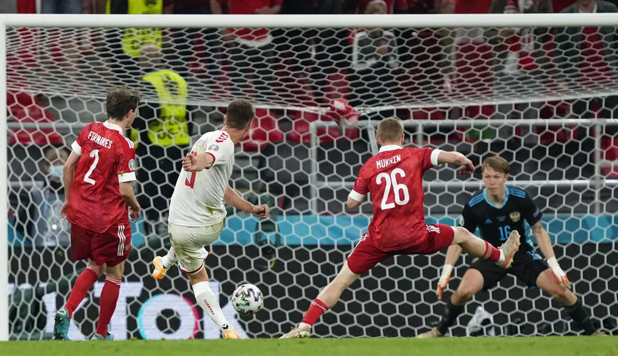 Pemain Denmark Joakim Maehle (kedua kiri) mencetak gol ke gawang Rusia pada pertandingan Grup B Euro 2020 di Stadion Parken, Kopenhagen, Denmark, Senin (21/6/2021). Denmark menang 4-1. (AP Photo/Martin Meissner, Pool)