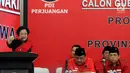 Ketua Umum PDIP Megawati Soekarno Putri menyampaikan pidato jelang mengumumkan nama Calon Gubernur dan Calon Wakil Gubernur Jawa Timur dan Sulawesi Selatan di Jakarta, Minggu (15/10). (Liputan6.com/Helmi Fithriansyah)