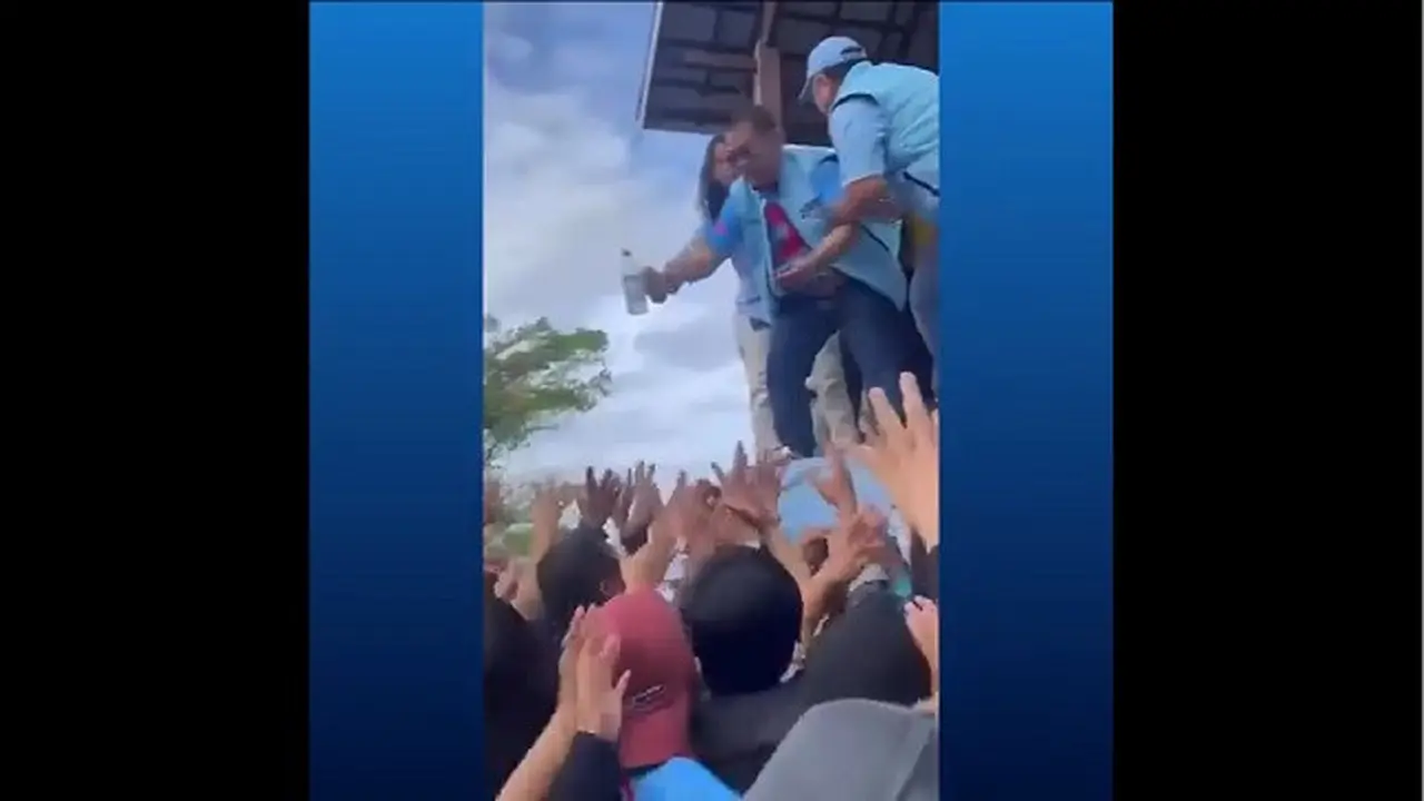 Video Tim Kampanye Daerah (TKD) Prabowo-Gibran, Parepare diduga membagikan uang saat menggelar kampanye di Taman Mattirotasi, Parepare, Sulawesi Selatan pada Minggu 4 Februari 2024. (Twitter/X @Allunk1801)