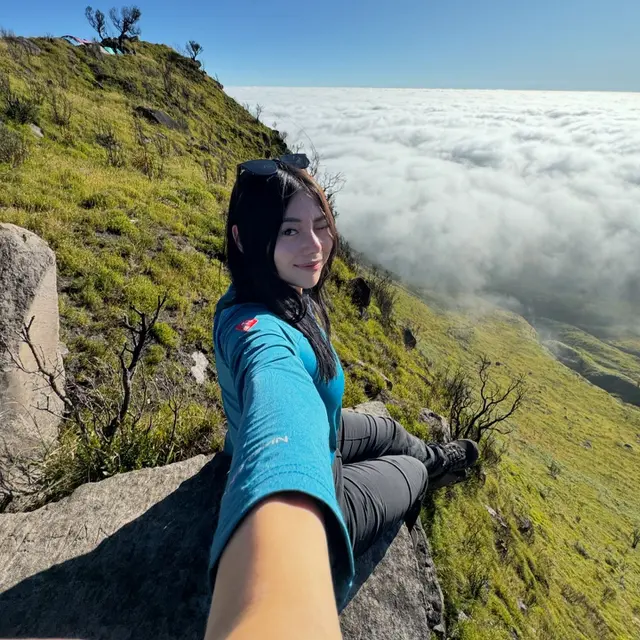 6 Potret Wendy Walters dan Jerome Polin Naik Gunung Merbabu, Sarapan Nasi Bungkus di Atas Awan