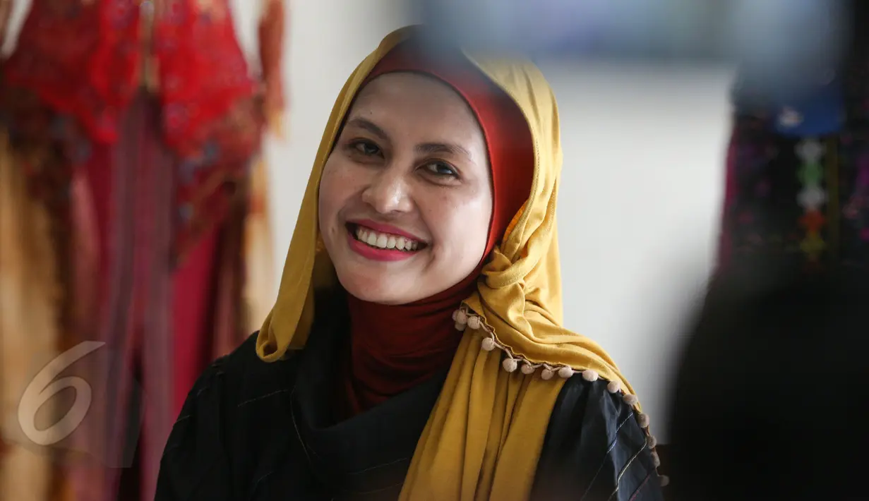Sebelumnya Hanif pernah menjadi desainer yang mensponsori baju yang dikenakan Selvi untuk tampil sebagai kontestan putri Solo, Senin (8/6/2015). Hanif Aisyah mengaku bangga bisa membuat baju pengantin untuk putra Presiden RI. (Liputan6.com/Faizal Fanani)