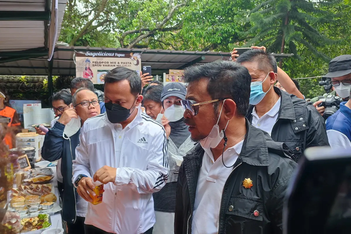 Caption: Menteri Pertanian Syahrul Yasin Limpo didampingi Wali Kota Bogor Bima Arya saat mengunjungi stand Agro Inovasi Fair 2021 di Balai Pengelola Alih Tehnologi Pertanian, Kota Bogor, Minggu (7/11/2021). Foto: Ahmad Sudarno