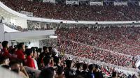 Suasana suporter memenuhi tribun saat menyaksikan laga Timnas Indonesia vs Argentina pada FIFA Matchday 2023 di Stadion Utama Gelora Bung Karno, Jakarta, Senin (19/6/2023). (Bola.com/Muhammad Iqbal Ichsan)