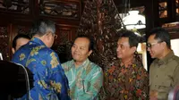 Usai pertemuan dan jumpa pers, Presiden Susilo Bambang Yudhoyono menyalami satu persatu delegasi Koalisi Merah Putih. Tampak, Presiden SBY menyalami mantan Ketua MPR, Hidayat Nur Wahid, di Puri Cikeas, Bogor, (2/9/2014). (Liputan6.com/Helmi Fithriansyah)