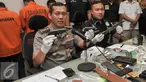 Kabid Humas Polda Metro Jaya Kombes Awi Setiyono menunjukan barang bukti senjata api yang digunakan pelaku perampokan, Jakarta, Kamis (8/9). Polda Metro gelar rilis barang bukti perampokan di Pondok Indah. (Liputan6.com/Yoppy Renato)