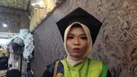 Aira Rahmatilah dinobatkan sebagai lulusan terbaik S-1 Sistem Informasi di Universitas Negeri Surabaya. (Dian Kurniawan/Liputan6.com)