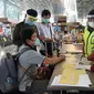 Pemeriksaan kesehatan calon penumpang oleh Kantor Kesehatan Pelabuhan (KKP) Bandara Internasional Soekarno Hatta. (Liputan6.com/Pramita Tristiawati)
