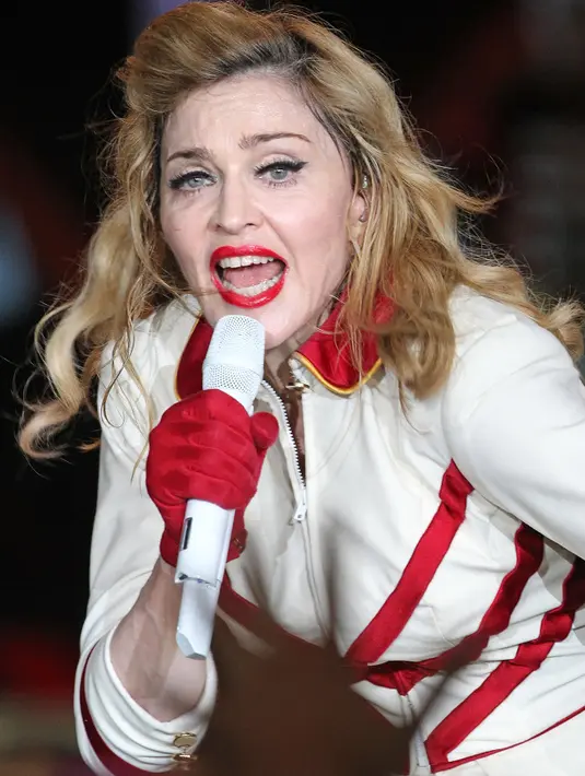 Di atas panggung, Madonna menangis tersedu-sedu sambil mengungkapkan isi hatinya. (Bintang/EPA)