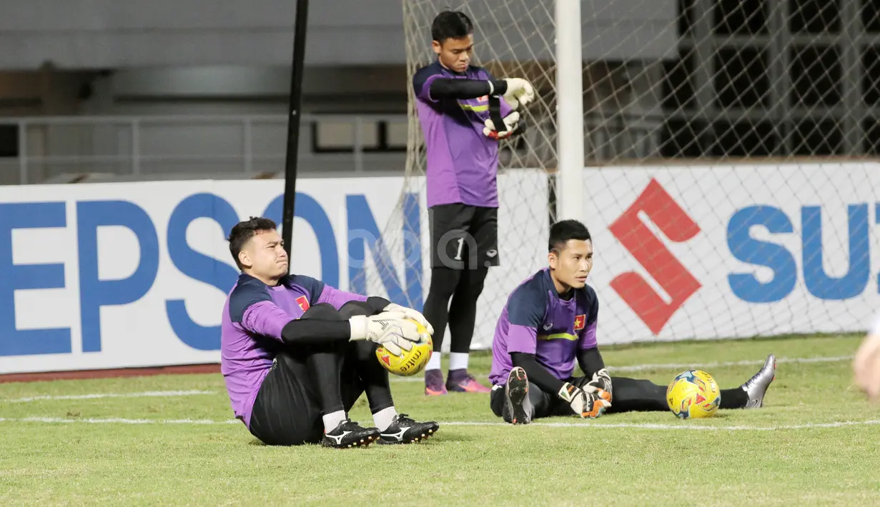 Kiper Vietnam tengah serius berlatih sebelum melawan Timnas Indonesia di Stadion Pakansari, Bogor, (02/12/2016). (Bola.com/Nicklas Hanoatubun)