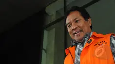 Bupati Lombok Barat Zaini Arony usai diperiksa di Gedung KPK, Jakarta, Kamis (2/4/2015). Zaini diperiksa kasus dugaan pemerasan terkait permohonan izin pengembangan kawasan wisata di Lombok Barat, Nusa Tenggara Barat. (Liputan6.com/Herman Zakharia)
