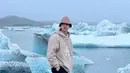 Gaya kecenya juga tampak saat Faul bertandang ke Akureyri, sebuah kota di Islandia. Saat sampai di sana, rupanya lokasinya tertutup salju, sehingga pria kelahiran 25 Mei 1995 ini mengenakan pakaian hangat. Ia memakai hoodie dan topi dengan warna yang senada. Meski dingin, Faul tak melewatkan momen untuk berfoto. (Liputan6.com/IG/@faul.lida2019)