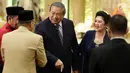 Presiden keenam RI Susilo Bambang Yudhoyono dan istri Ani Yudhoyono menghadiri resepsi pernikahan putri Ketua DPD, Oesman Sapta Odang di Jakarta, Jumat (8/9). Resepsi itu juga dihadiri anggota Kabinet Kerja dan ketua umum parpol (Liputan6.com/Johan Tallo)
