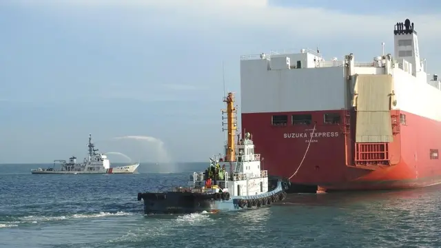 Kapal MV Suzuka Express dikawal 3 kapal patroli KPLP hingga keluar area keruk pelabuhan Patimban. (Foto: Kemenhub)