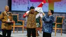 Presiden Joko Widodo mendapatkan jaket spesial saat menghadiri Silatuhrahmi Pers Nasional di gedung Auditorium  TVRI, Jakarta, Senin (27/4/2015). Tampak Jokowi mengenakan jaket berwarna merah putih pemberian Ketua PWI Margiono (Liputan6.com/Faizal Fanani)