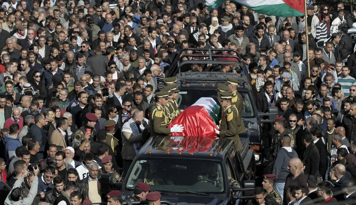 Peti jenazah Menteri Palestina, Ziad Abu Ein, saat dibawa ke pemakaman Shuhada di al-Biereh Kamis (11/12/2014). (AFP PHOTO/Ahmad Gharabli)