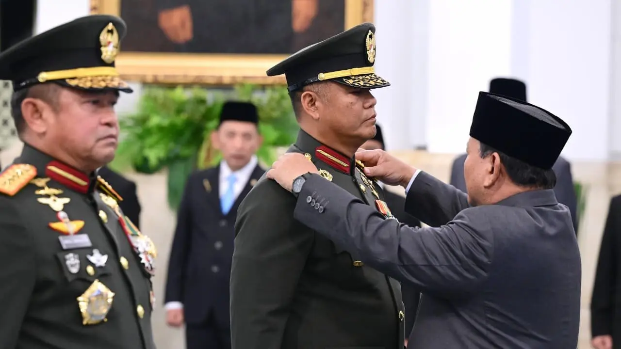 Presiden Prabowo Subianto resmi melantik Jenderal TNI Tandyo Budi Revita sebagai Kepala Staf Angkatan Darat (KSAD) dalam upacara kenegaraan yang berlangsung di Istana Negara, Jakarta.