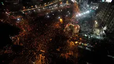 Fans Cile turun ke jalan saat merayakan kemenangan timnya atas Argentina pada laga Final Copa America Centenario 2016 di Santiago, Cile (27/6/2016). (REUTERS/Carlos Vera) 