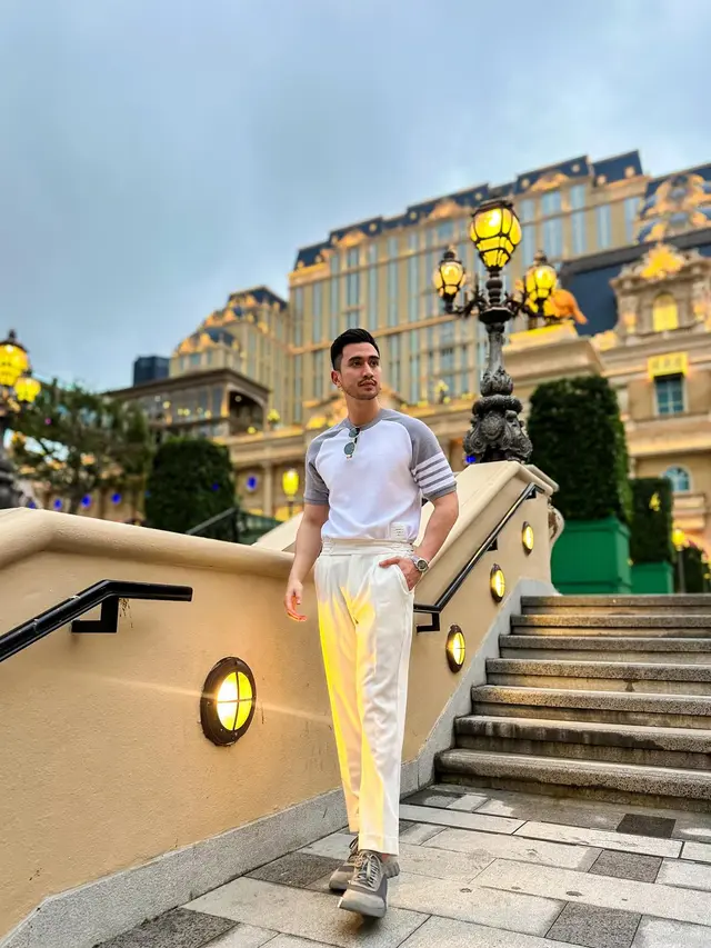 Brewoknya Makin Tebal, Ini 7 Potret Verrell Bramasta Waktu Liburan di Macau