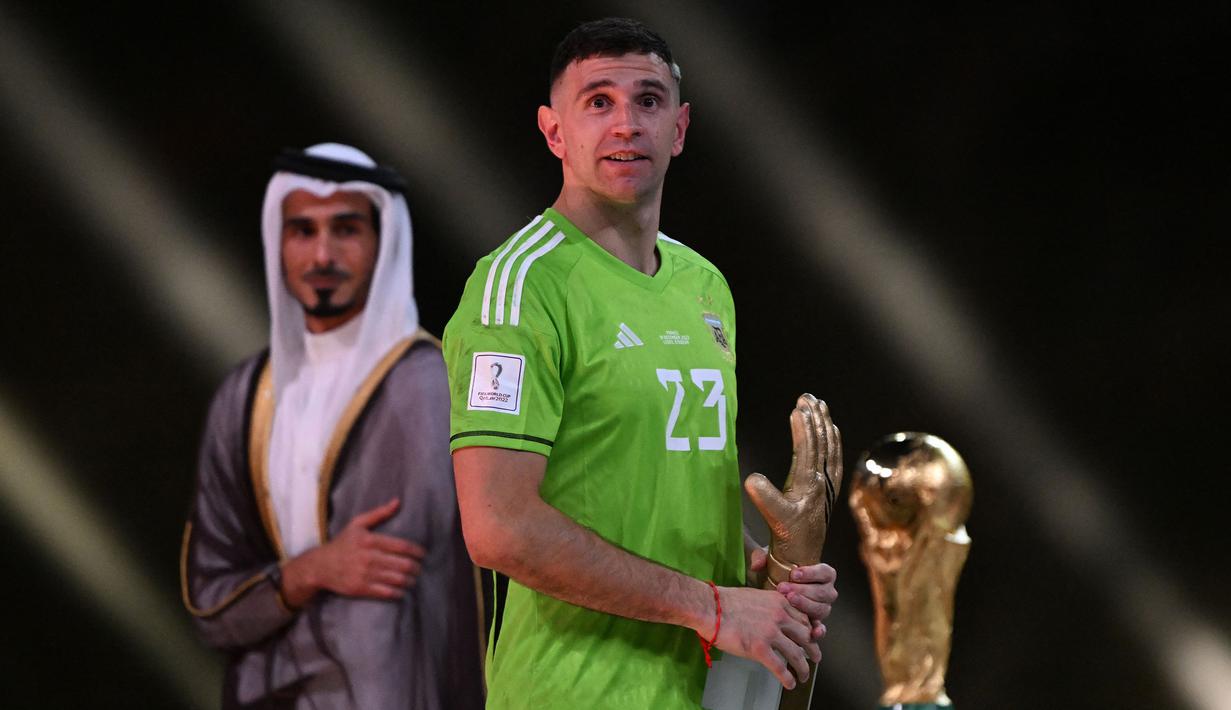 Emiliano Martinez total tampil 3 kali bersama Timnas Argentina U-17 yang terhenti di babak 16 besar saat berlaga pada Piala Dunia U-17 2009 di Nigeria. Ia menjadi salah satu bintang Argentina saat merebut trofi Piala Dunia 2022 dengan tampil heroik di bawah mistar gawang. Berkat aksi-aksi ciamiknya ia dinobatkan sebagai kiper terbaik Piala Dunia 2022 Qatar dengan dianugerahi penghargaan Golden Glove. (AFP/Kirill Kudryavtsev)