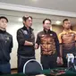 Asisten Pelatih Thailand, Issara Sritaro (dua dari kiri), bersalaman dengan Pelatih Malaysia, Ong Kim Swee, pada konferensi pers jelang final sepak bola SEA Games 2017 di Hotel Hilton, Selangor, Senin (28/8/2017). (Liputan6.com/Cakrayuri Nuralam)