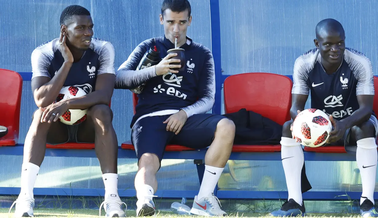 Paul Pogba, Antoine Griezmann dan Ngolo Kante santai menanti sesi latihan di Glebovets, Rusia, (12/7/2018). Latihan tersebut sebagai persiapan Prancis melawan Kroasia pada Final Piala Dunia 2018. (AP/David Vincent)