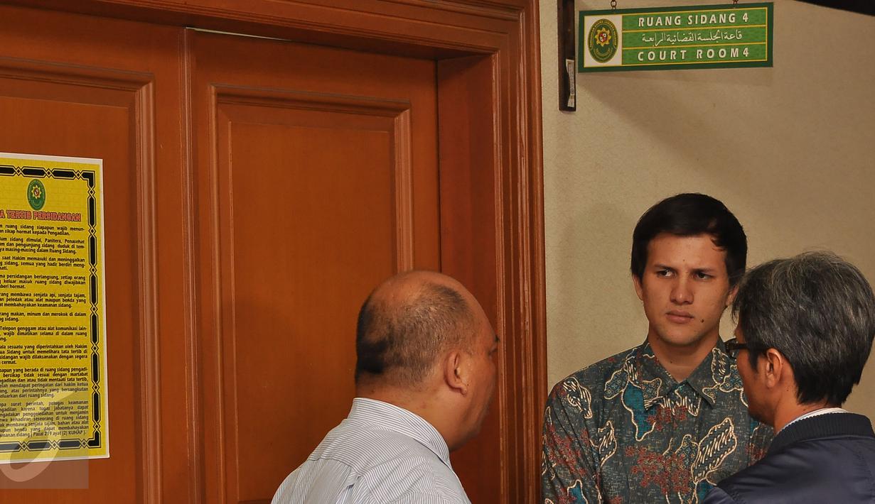 Stuart Collin tampak berdiskusi dengan kuasa hukumnya sebelum sidang lanjutan perceraiannya dengan Risty Tagor di Pengadilan Agama Jakarta Selatan, Kamis (28/1/2016). (Liputan6.com/Herman Zakharia)