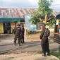 Aparat Sat Reskrim, Intelkam, dan Sabhara Polres Flores Timur serta Brimob Polda Nusa Tenggara Timur (NTT) mengamankan 7 orang warga terkait konflik tanah di kawasan tersebut. (Liputan6.com/ Ola Keda)