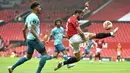 Pemain Manchester United, Bruno Fernandes, mengontrol bola saat melawan Bournemouth pada laga Premier League di Stadion Old Trafford Sabtu (4/6/2020). Manchester United menang 5-2 atas Bournemouth. (AP/Peter Powell)