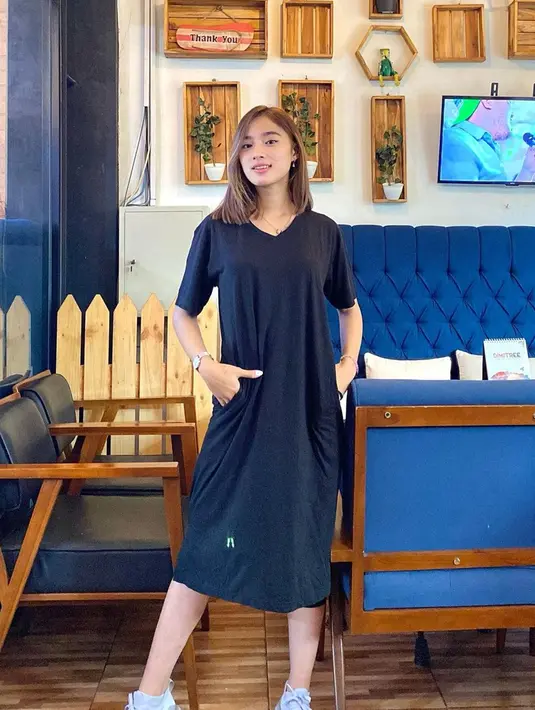 Dengan busana warna gelap, Echi Unyu semakin terlihat menawan. Wajar saja jika ia selalu dipuji netizen cantik. Terlebih gayanya memang bak model saat berfoto. Dengan penampilan menawan ini Echi semakin dikenal luas oleh publik. (Liputan6.com/IG/@desitarllyw)