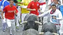 Sudah menjadi resiko bagi setiap peserta yang ikut dalam Run Bull akan terinjak atau diseruduk oleh banteng, Spanyol (10/07/2014) (AFP PHOTO/Ander GILLENEA)