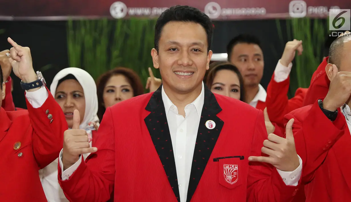 Ketua Umum PKPI Diaz Hendropriyono (kanan) saat pelantikan pengurus DPN PKPI periode 2018-2024 di Jakarta, Rabu (30/5). Pelantikan tersebut dihadiri seluruh pengurus PKPI baru. (Liputan6.com/Immanuel Antonius)