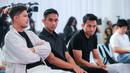 Pemain dan mantan pemain Timnas Indonesia, Witan Sulaeman (kanan), Rizky Ridho (tengah), dan Syamsir Alam saat menghadiri acara peluncuran STY Foundation yang berlangsung di Rans Office, Serpong, Tangerang Selatan, Senin (04/11/2024). (Bola.com/Bagaskara Lazuardi)