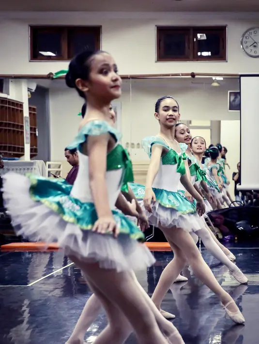 Para penari balet menjalani latihan dancing for the future di Studio Namarina Ballet, Guntur, Jakarta. (Liputan6.com/Fery Pradolo)