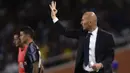 Pelatih Real Madrid, Zinedine Zidane, memberikan instruksi kepada anak asuhnya saat melawan Real Sociedad. Kemenangan atas Sociedad membawa Madrid menempel Barcelona di klasemen La Liga Spanyol. (AP/Alvaro Barrientos) 