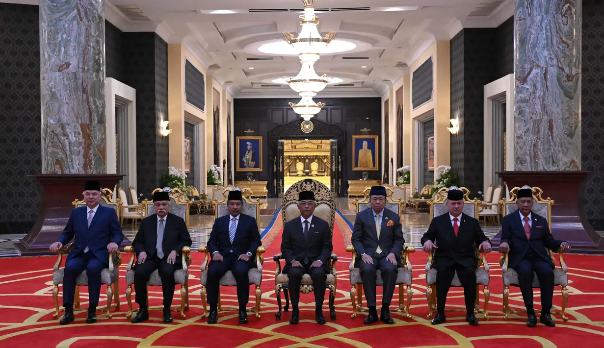 Sultan Nazrin Muizzuddin Shah dari Perak, Sultan Muhriz Munawir dari Negeri Sembilan, Sultan Mizan Zainal Abidin dari Terengganu, Raja Malaysia Sultan Abdullah Sultan Ahmad Shah, Sultan Sharafuddin Idris Shah dari Selangor, Sultan Ibrahim Iskandar dari Johor dan Sultan Sallehuddin Badlishah (dari kiri ke kanan) berpose untuk berfoto sebelum pemilihan raja Malaysia di Istana Nasional, Kuala Lumpur pada 27 Oktober 2023. (MOHD RASFAN/POOL/AFP)