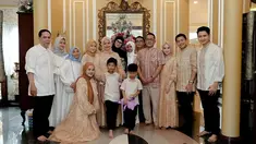 Pada momen Lebaran 2024 lalu, keluarga Chand Kelvin dan Dea Sahirah bertemu. 6 tahun pacaran, dua keluarga sudah sangat dekat. Terlihat juga Inneke Koesherawati di momen Lebaran ini. Hubungannya cukup lama disembunyikan, tentunya banyak yang tak menyadari jika kedekatan Chand Kelvin dan Dea Sahirah di momen Lebaran ini adalah sepasang kekasih. (Liputan6.com/IG/@chand_kelvin)