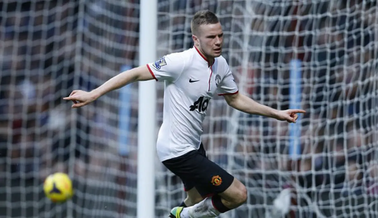 Gelandang Manchester United Tom Cleverley melakukan selebrasi setelah berhasil memperbesar kedudukan pada pertandingan sepak bola Liga Utama Inggris antara Aston Villa vs Manchester United di Villa Park Birmingham (151213). (AFP/Adrian Dennis)