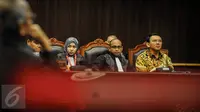Gubernur DKI Basuki Tjahaja Purnama (Ahok) mendengarkan keterangan saksi ahli dalam sidang lanjutan uji materi UU Pilkada di MK, Jakarta,  Senin (26/9). Sidang terkait cuti kampanye ini beragenda mendengarkan keterangan ahli. (Liputan6.com/Faizal Fanani)