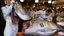 Pekerja restoran susi ternama Jepang memotong ikan tuna sirip biru seberat 278 kg di restoran mereka, Tokyo, Sabtu (5/1). Ikan tuna raksasa itu telah memecahkan rekor penjualan tertinggi, dengan dibeli seharga $ 3,1 juta (Rp43,4 miliar). (Kazuhiro NOGI/AF