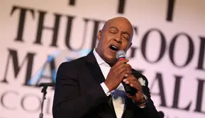 Peabo Bryson Penyanyi Soundtrack Ikonis Aladdin dan Beauty and the Beast Meninggal Dunia